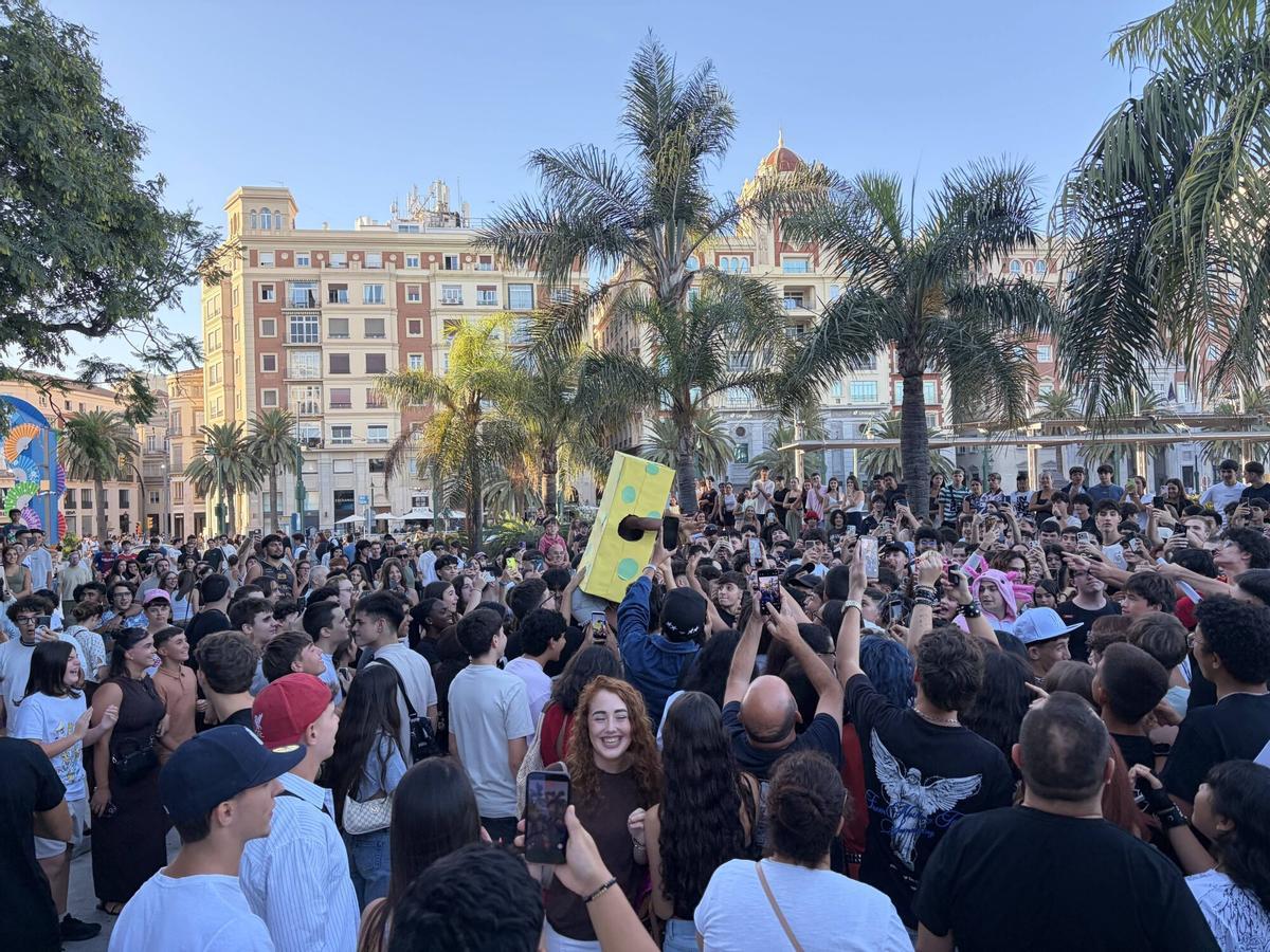 Batalla de 'farmear aura' en la Plaza de la Marina