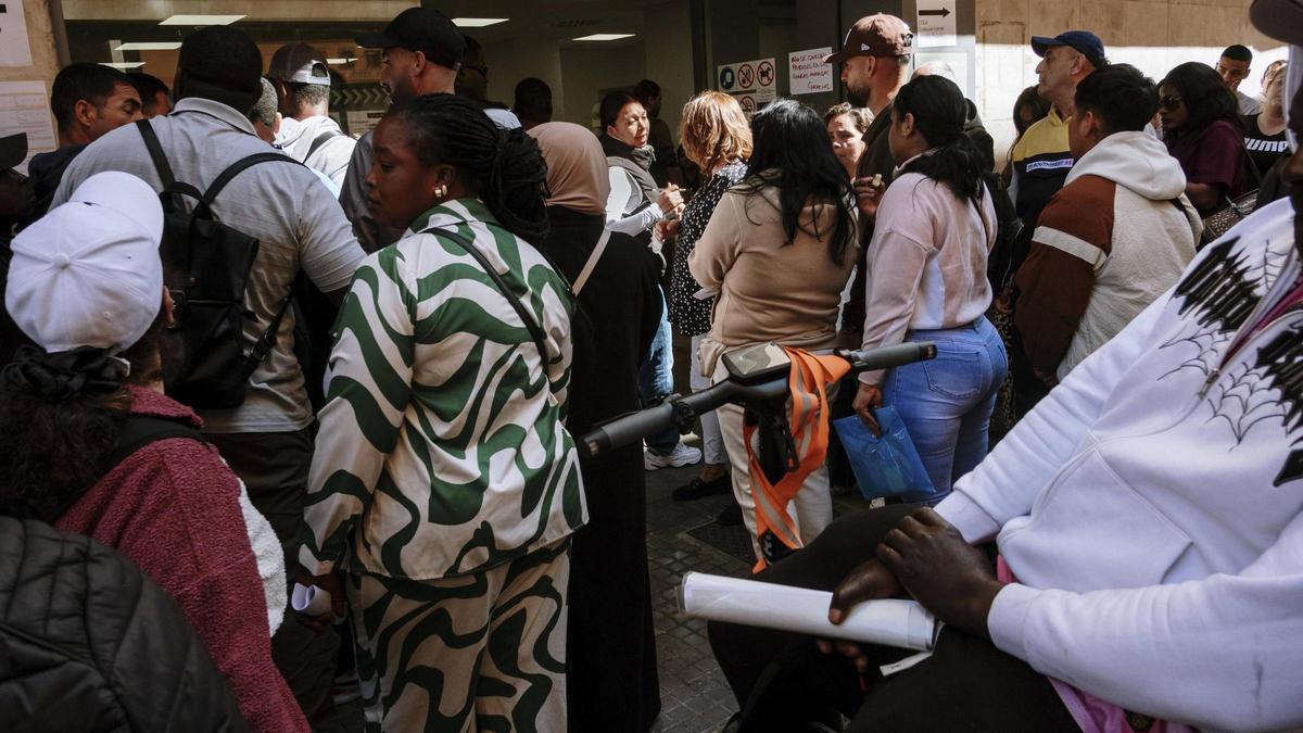 Colas de inmigrantes en Palma para tramitar el proceso de regularización extraordinaria.