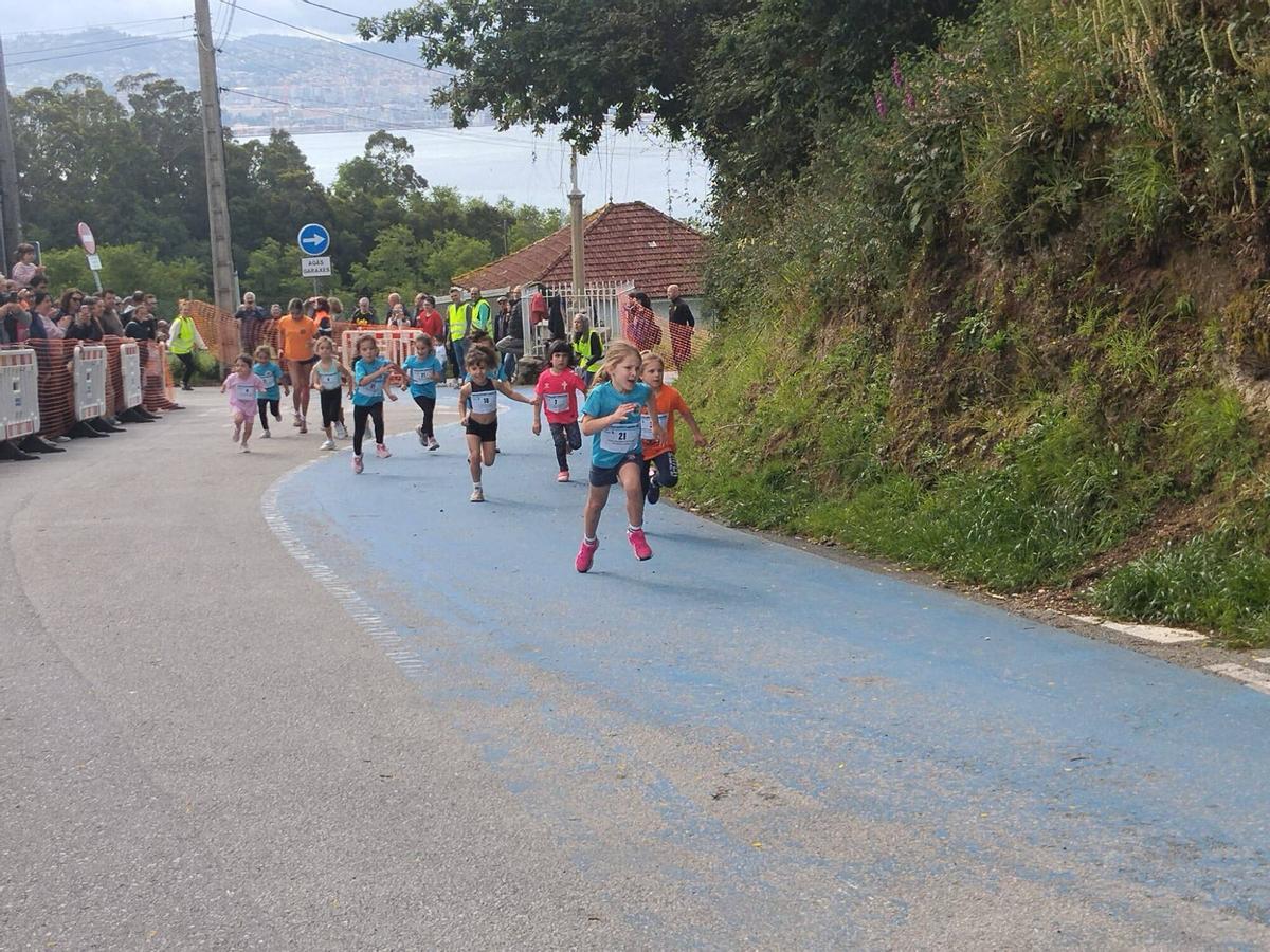 Corrieron en las inmediaciones del colegio por el Monte dos Remedios, conjugando deporte y naturaleza