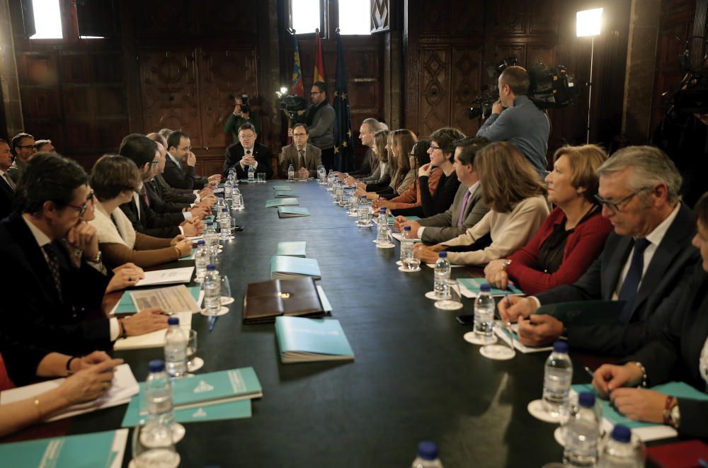 Imagen de grupo de todos los diputados y senadores valencianos, a excepción de Rita Barberá, reunidos por la financiación.