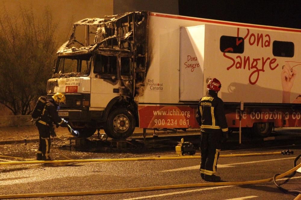 Arde en llamas un camión de donación de sangre