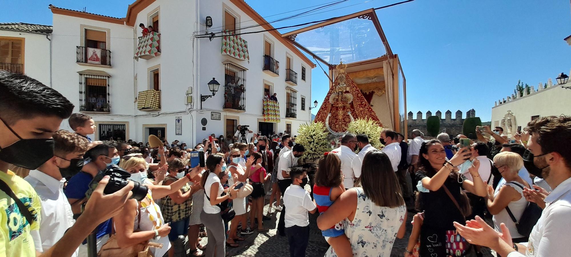 La 'Bajá' de la Virgen de la Sierra a Cabra, en imágenes