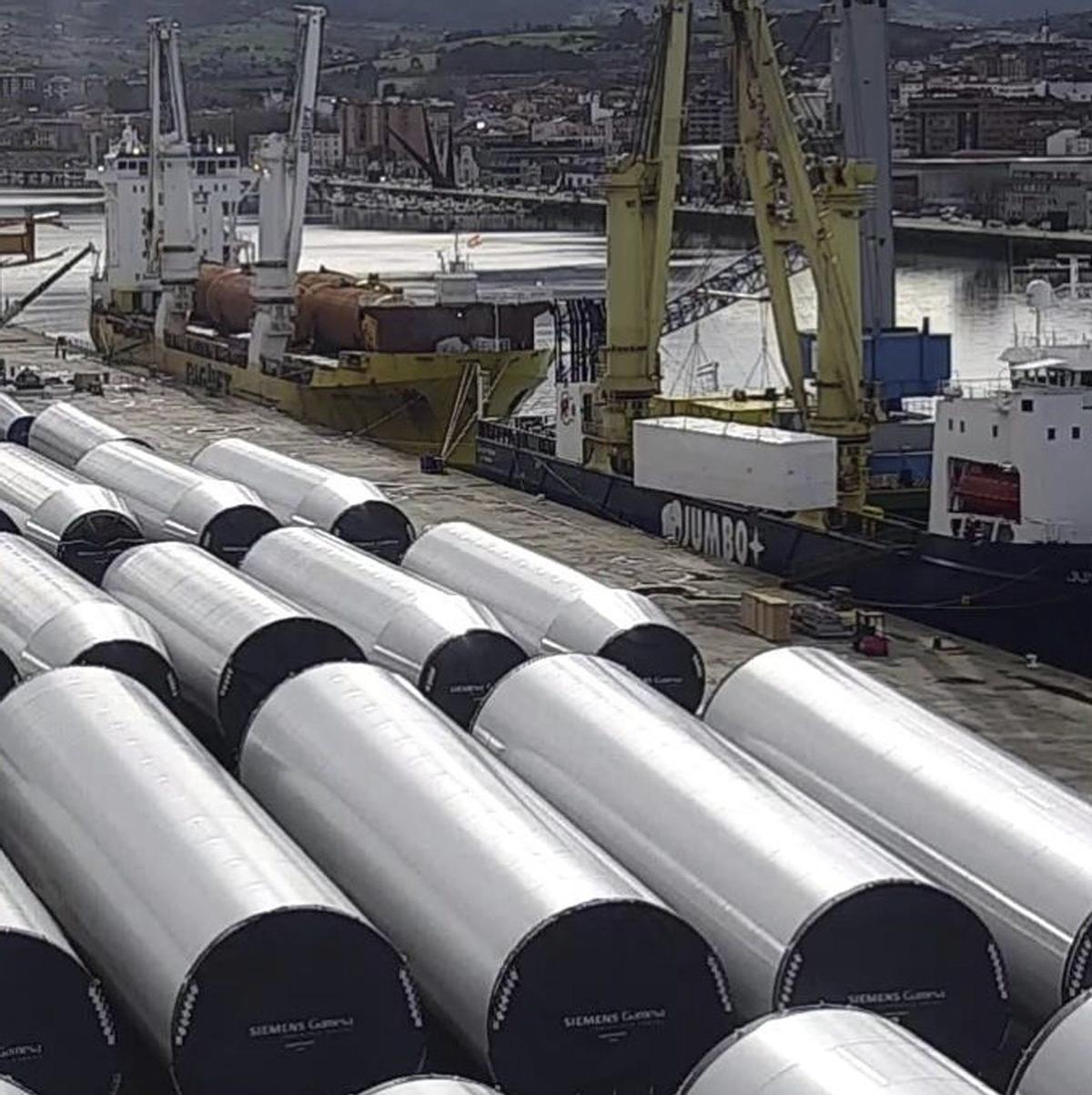 Un embarque para la empresa Iquord en los muelles de Valliniello. | AUTORIDAD PORTUARIA