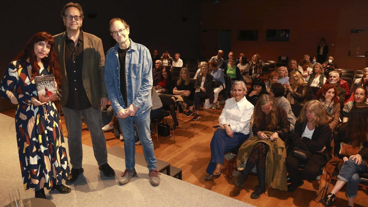 Goretti Irisarri, Jose Gil Romero y Antonio Giráldez presentan 'La voz del viento' en el Club FARO en Vigo.