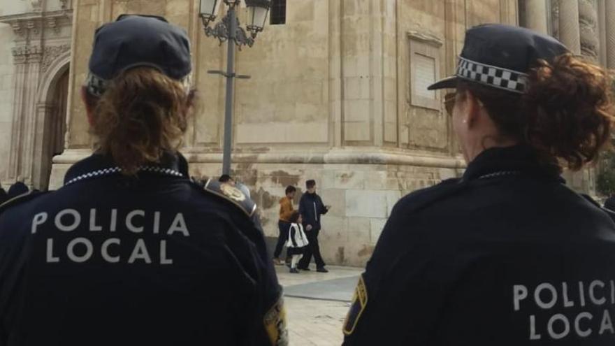 La patrulla de la Policía Local de Elche que detuvo al presunto agresor