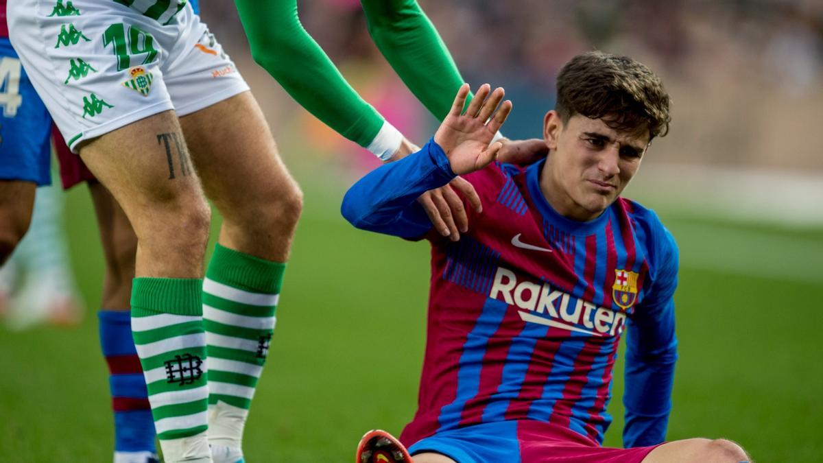 Gavi, tras recibir el balonazo en el Camp Nou.