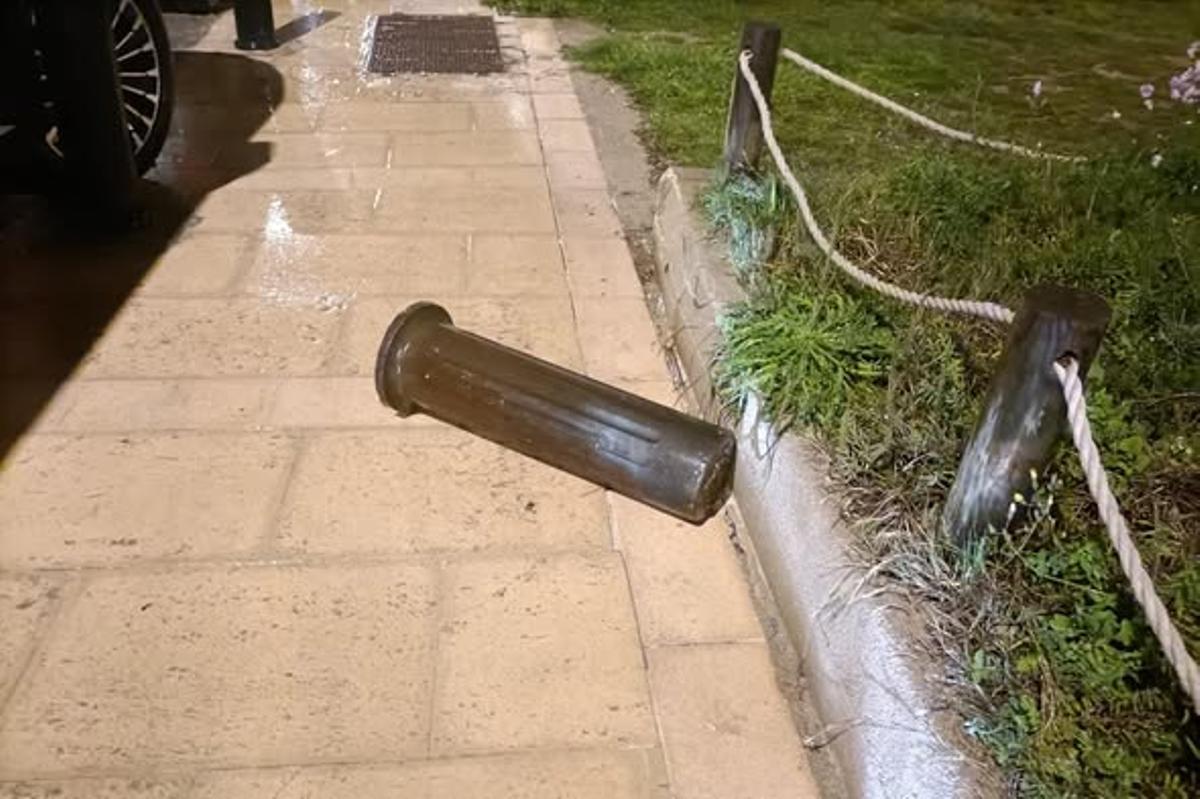 Algunos de los bolardos arrancados de la calle.