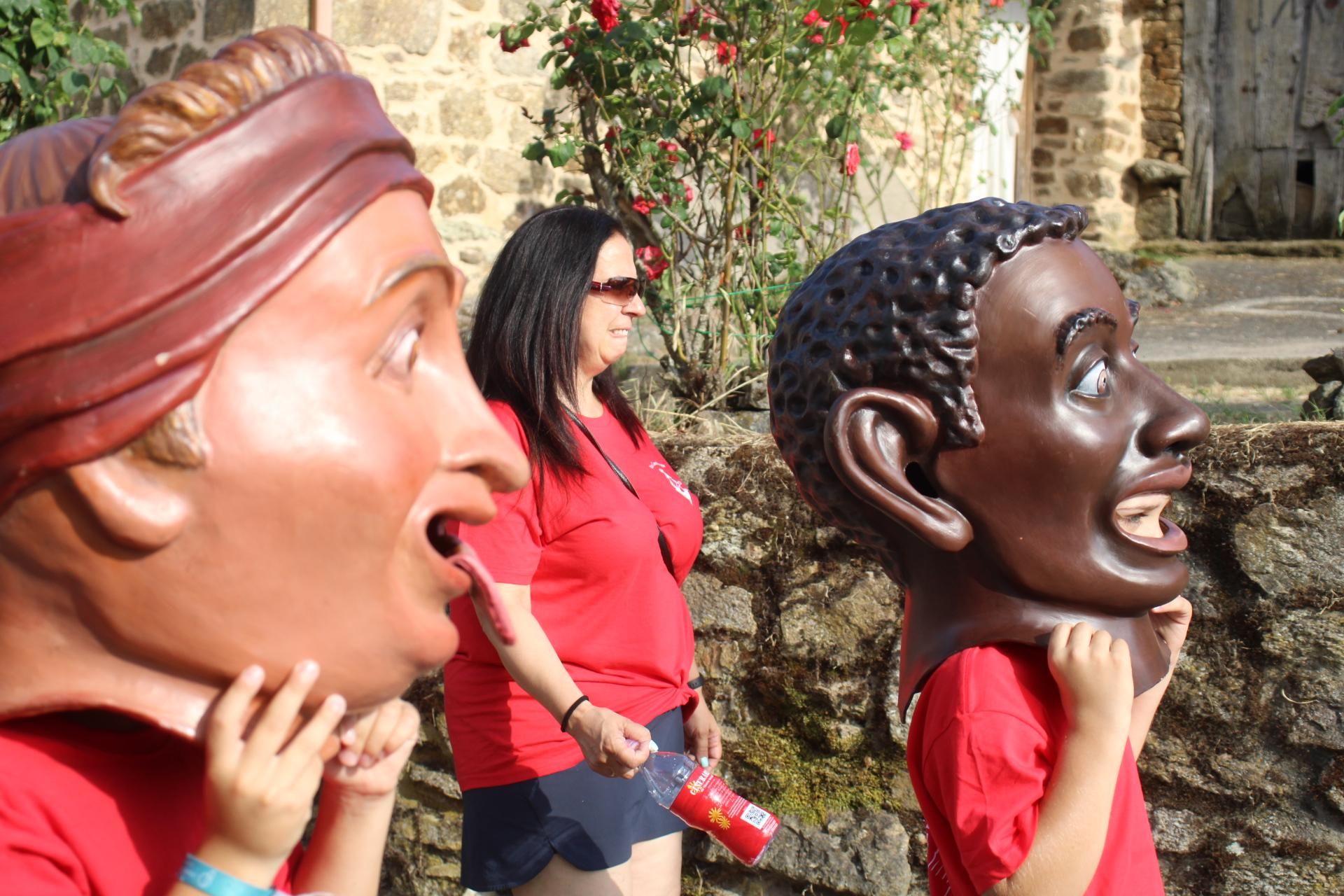 GALERÍA| Desfile de gigantes y cabezudos en Mombuey
