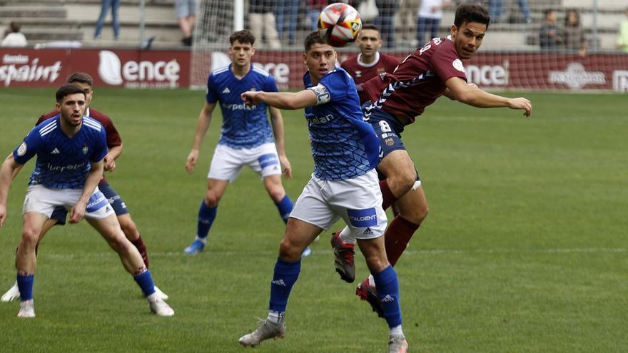 Borja Domínguez y un rival del Covadonga pugnan por el balón en Pasarón.