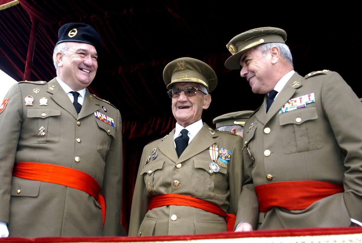 Jesús González del Yerro (centro) en 2003, año en el que le fue concedido el Premio Gran Capitán.