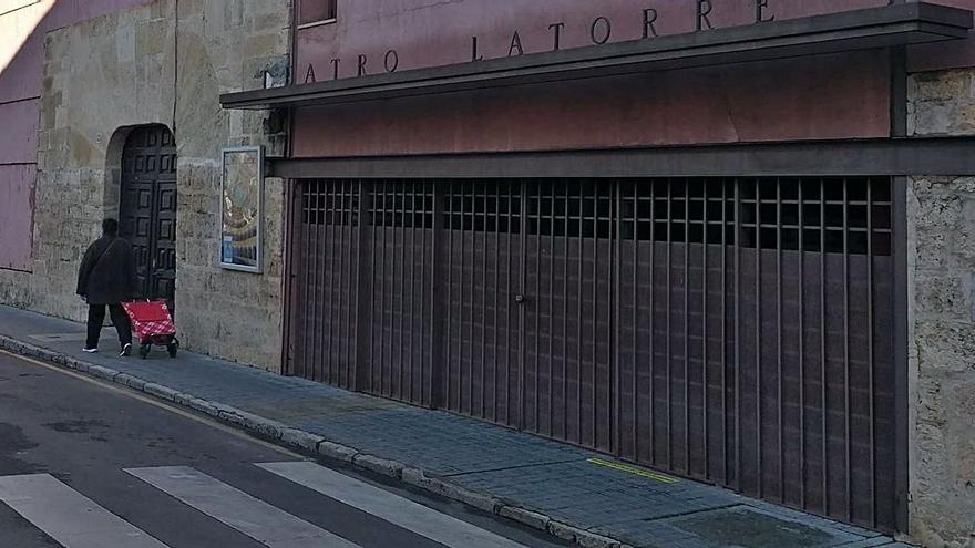 La puerta cerrada del Teatro Latorre. | M. J. C.