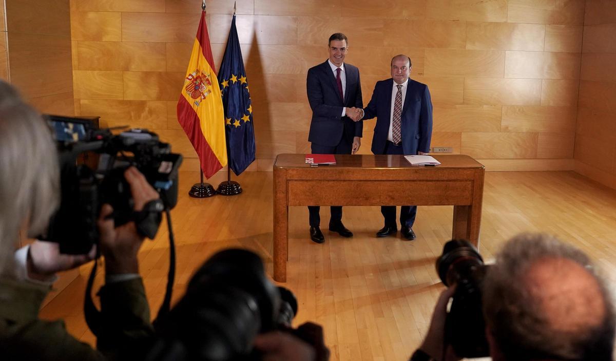 Pedro Sánchez (PSOE) y Andoni Ortuzar (PNV) firman el acuerdo para la investidura en el Congreso de los Diputados