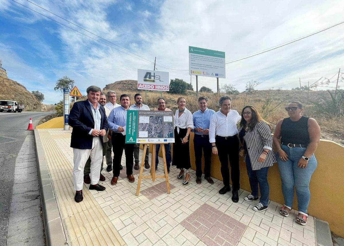 Visita de la delegada de la Junta a las obras de acerado en el Camino del Colmenar.