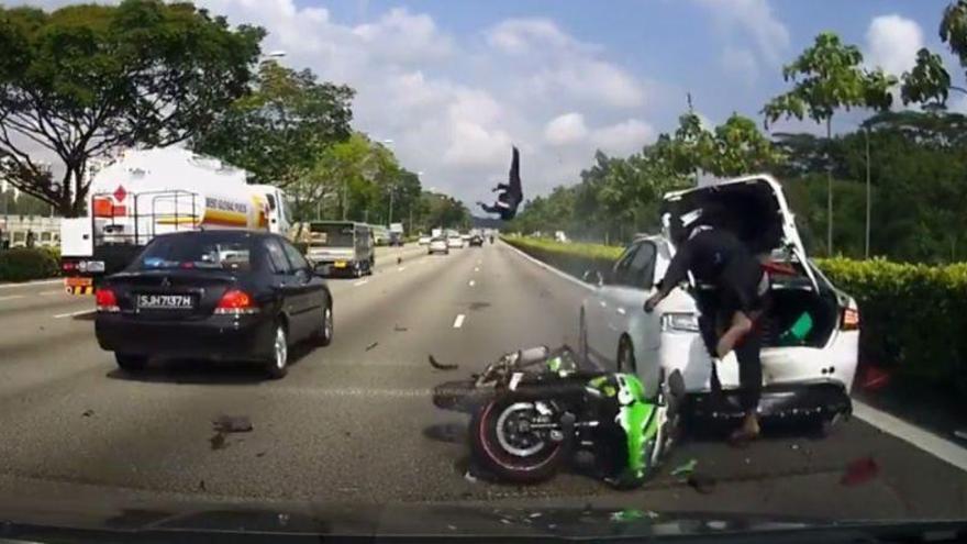 Dos motoristas salen disparados por los aires en un violento accidente en Singapur