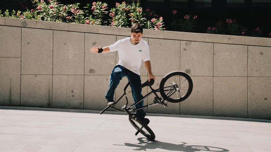 El sueño de Álvaro, el joven ciclista de Madrid que aspira a ganar el mundial de BMX: "Mi vida es la de un gimnasta de alto nivel"