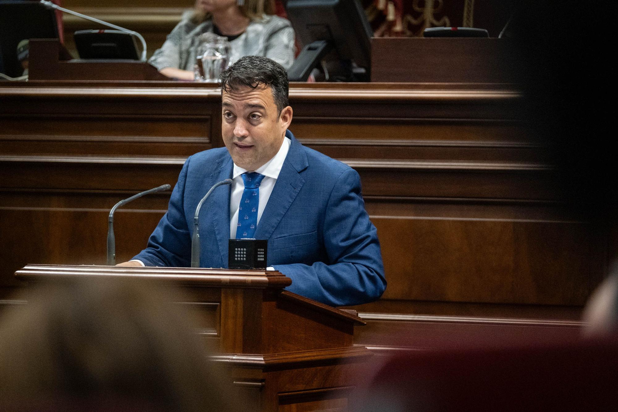 García Casañas esta mañana en la tribuna del Parlamento de Canarias. 