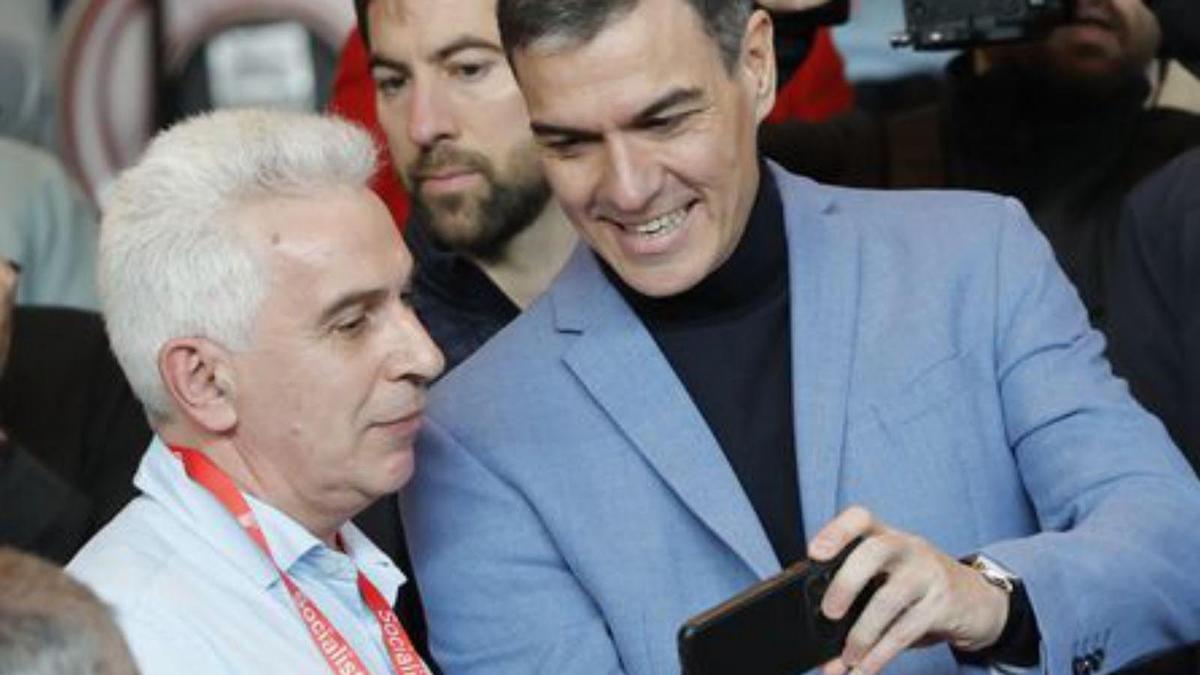 Pedro Sánchez, ahir, a Galícia. | EMILIO LAVANDEIRA / EFE Pedro Sánchez, ahir, a Galícia. | EMILIO LAVANDEIRA / EFE