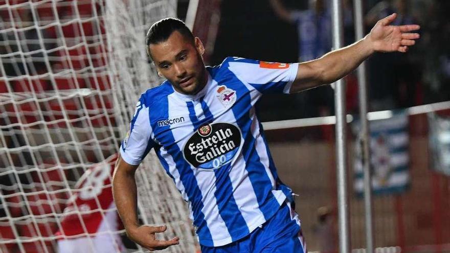 Quique González celebra uno de los dos goles que le marcó al Nàstic en el partido de la primera vuelta en Tarragona.