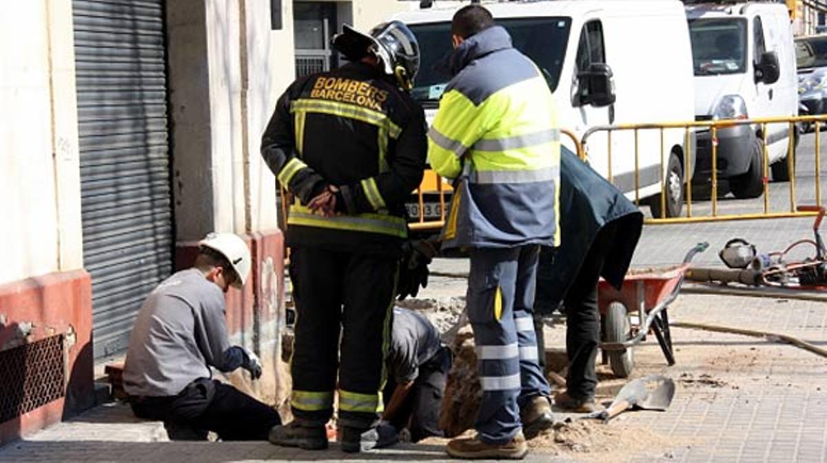 Dos treballadors ferits lleus en l’explosió d’un cable elèctric a Barcelona.