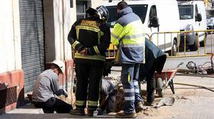 Dos treballadors ferits lleus en l’explosió d’un cable elèctric a Barcelona.