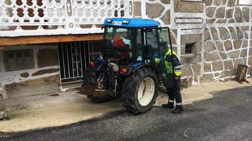 El tractor se detuvo al impactar contra una vivienda.  // FdV