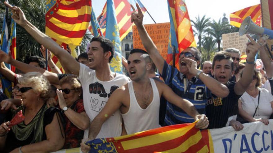 Miembros del Grup de Acció Valencianistes (GAV) protestan durante los actos institucionales del 9 D&#039;Octubre, Día de la Comunitat Valenciana.