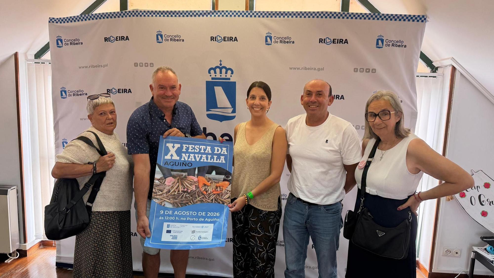A alcaldesa, no centro, presidiu o acto de presentación da Festa da Navalla.