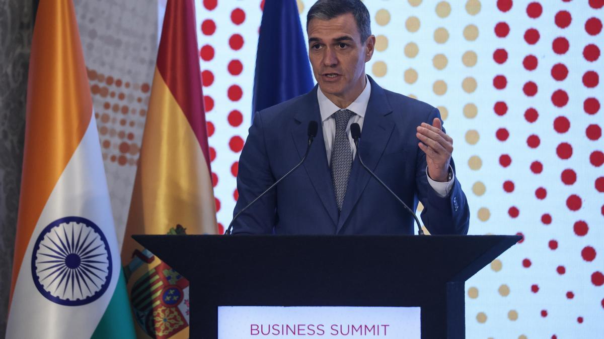 Pedro Sánchez en su visita a Bombay (India).