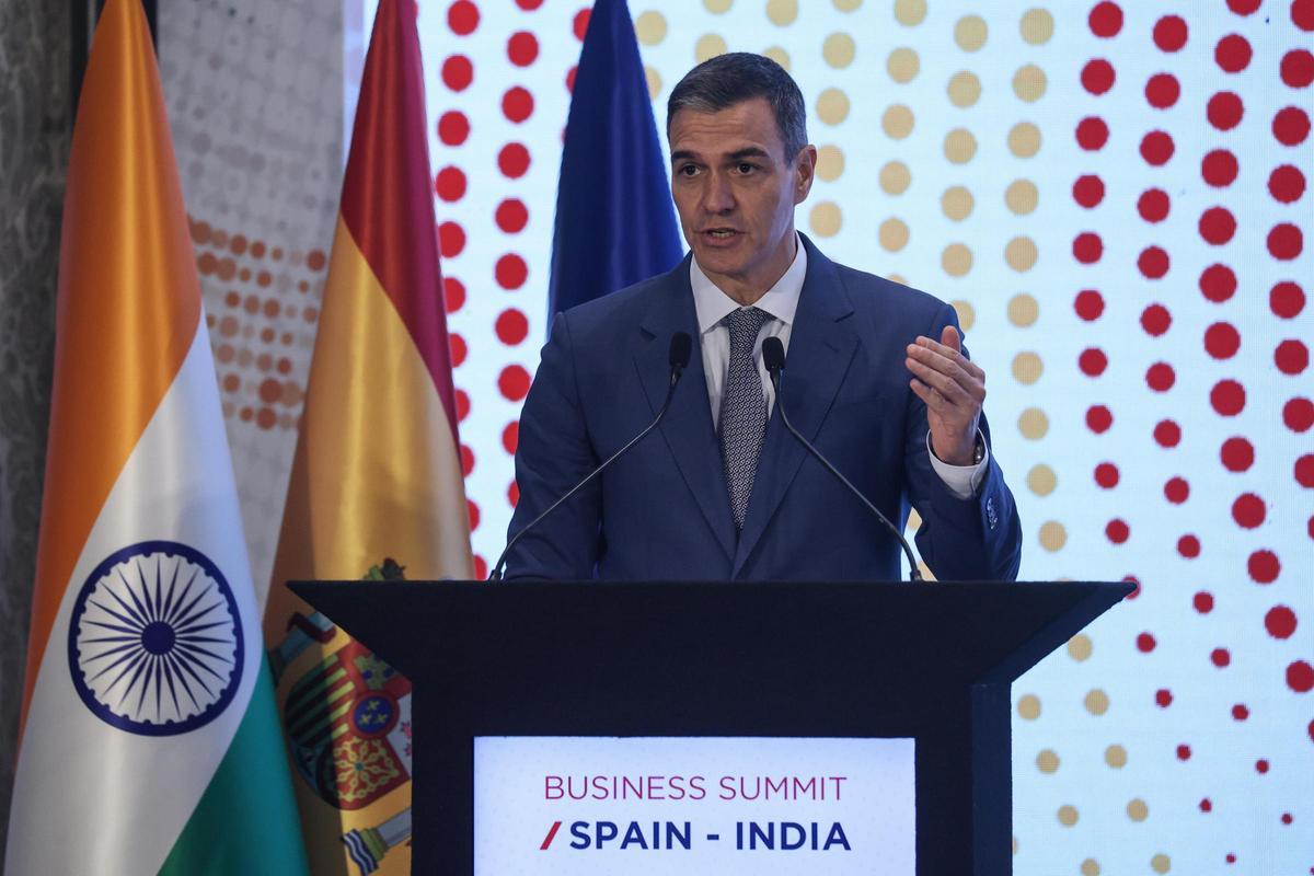 Pedro Sánchez en su visita a Bombay (India).