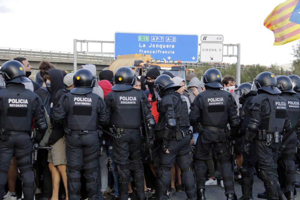 Desallotgen els manifestants que tallaven l'AP-7 a