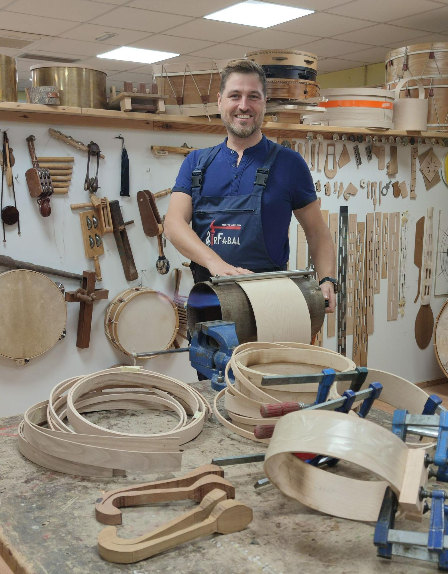 Emilio, SirFabal, en el taller de la Escola Obradoiro de Narón, donde imparte clases