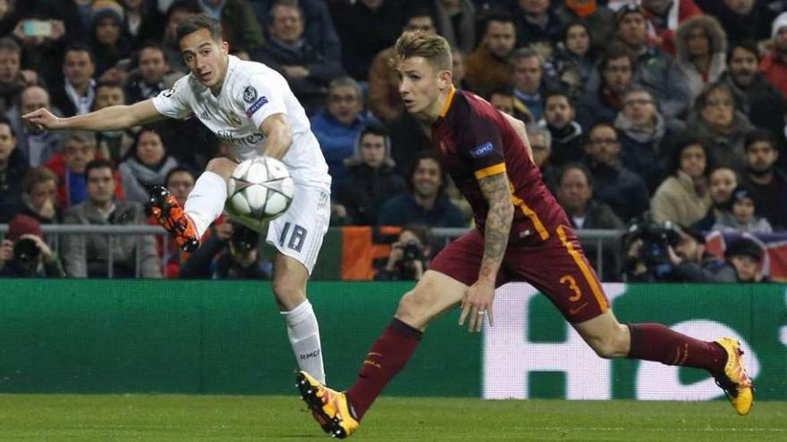 Lucas Vázquez golpea el balón ante Digne en el partido del Madrid ante el Roma en el Bernabéu.