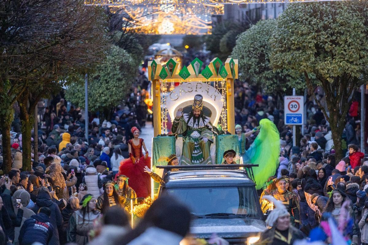 Los Reyes Magos recorren las calles de Santiago