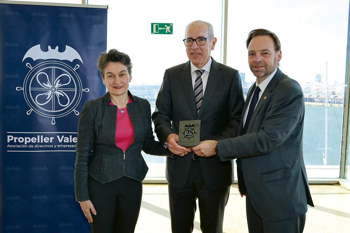 Foto 1: Mar Chao, presidenta de la Autoridad Portuaria de Valencia; José Alberto Carbonell, presidente de la Autoridad Portuaria de Barcelona; y Alfredo Soler, presidente de Propeller Valencia.