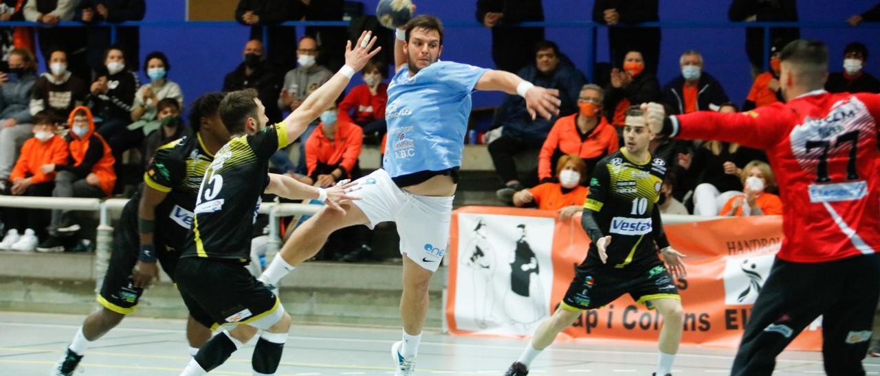 Daniel Bernández se dispone a disparar, anoche en el partido disputado en Es Pratet. Arirba, varios lances con el portero Jorge Broto y el técnico Geno Tilves. | FOTOS: JUAN A. RIERA