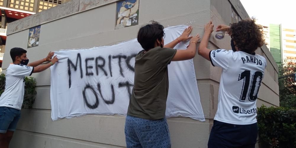 Protestas de la afición del Valencia CF contra Peter Lim