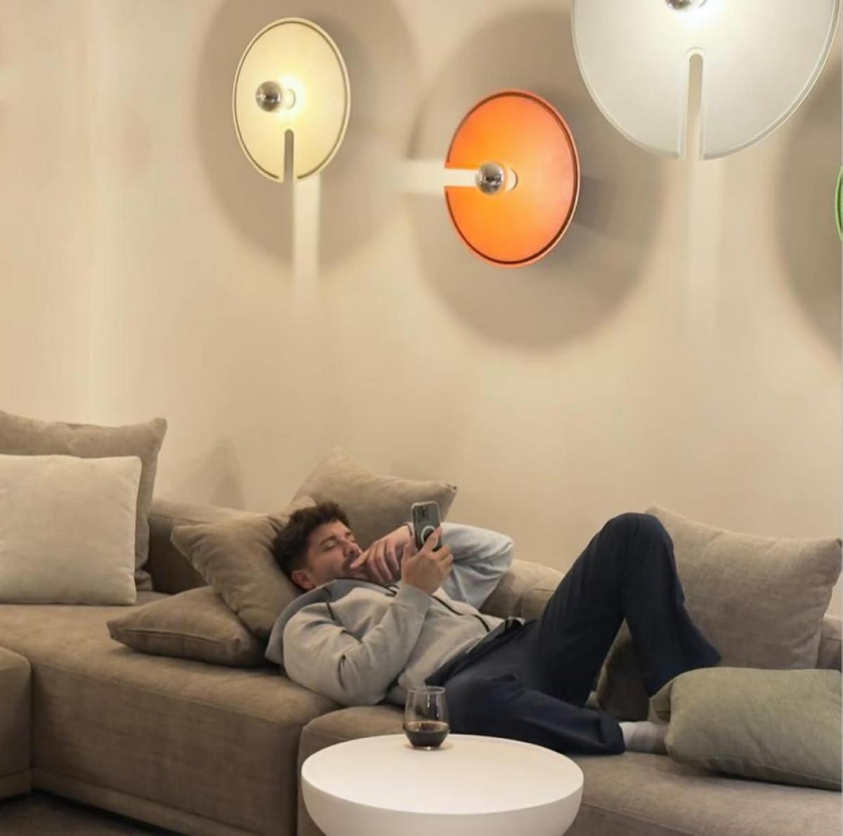 Pablo Alborán compone en el estudio de música privado de su casa