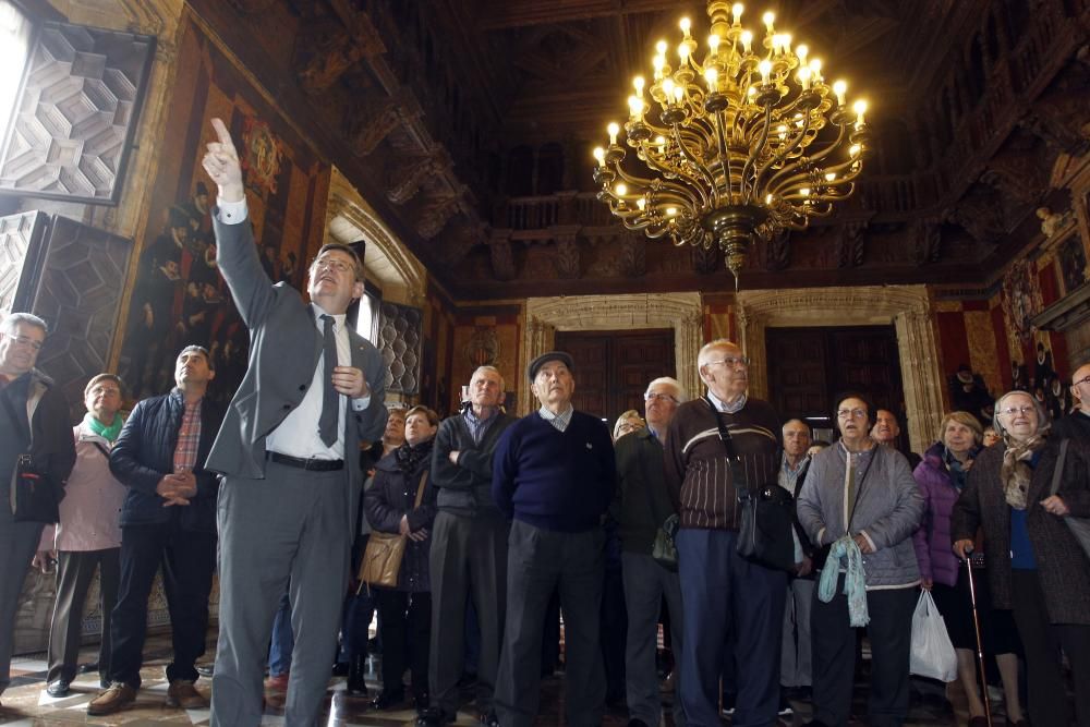 Vecinos de Morella, de visita en el Palau de la Generalitat