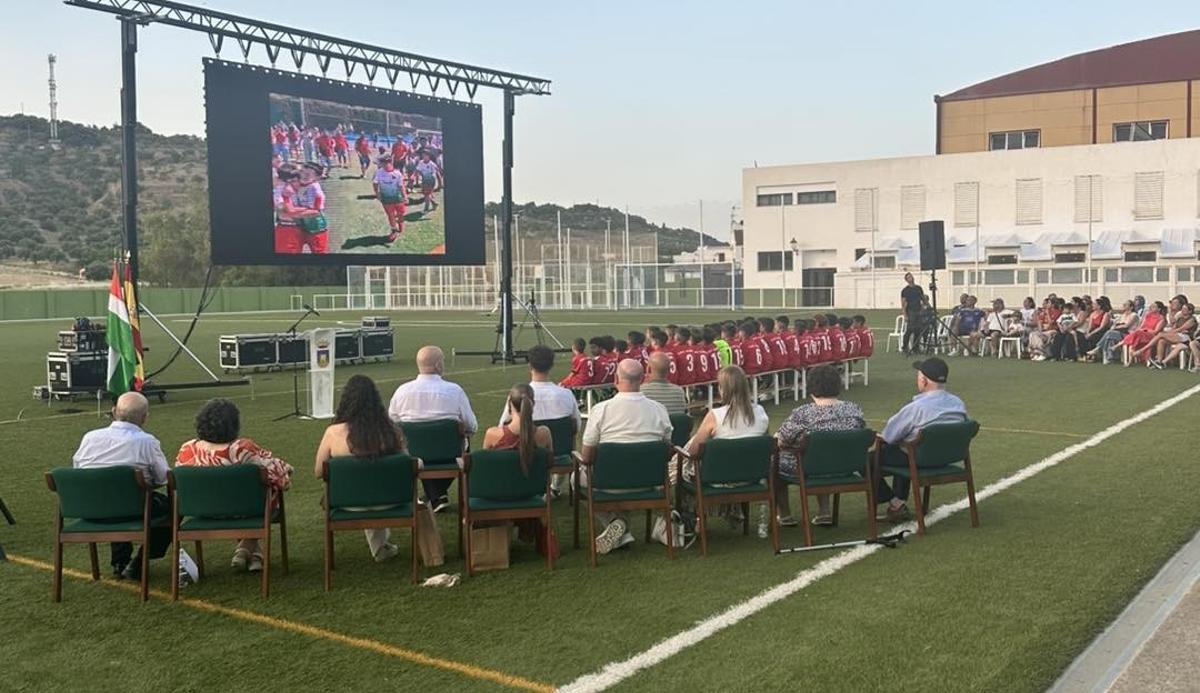Javi Rueda, invitado de honor en el acto para renombrar el estadio de su pueblo con su nombre