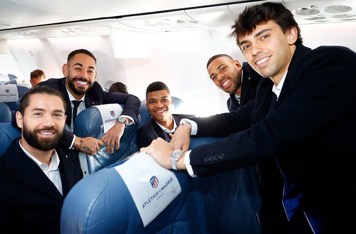 Joao Félix, en primer plano, posa con los compañeros en el viaje del Atlético a Manchester.