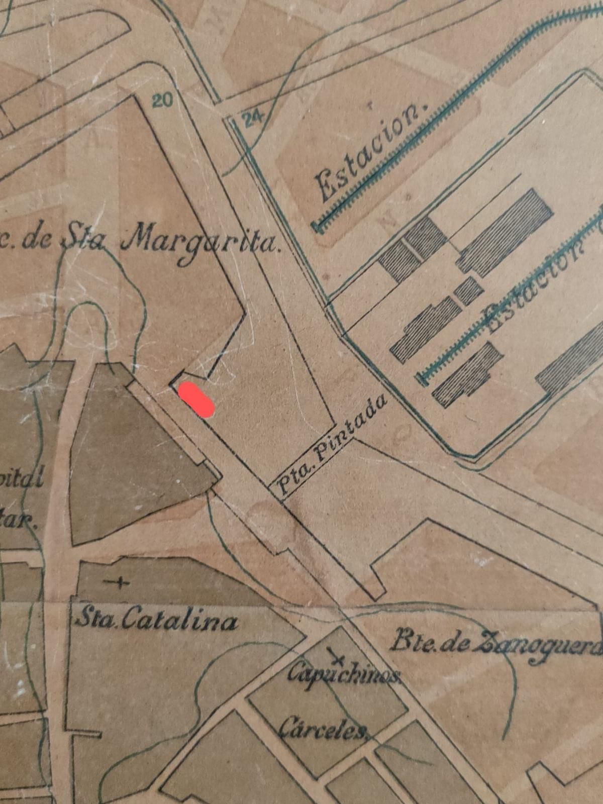 Plano a escala del foso y de los baluartes de Santa Margalida y d&#039;en Sanoguera. En rojo los restos hallados.