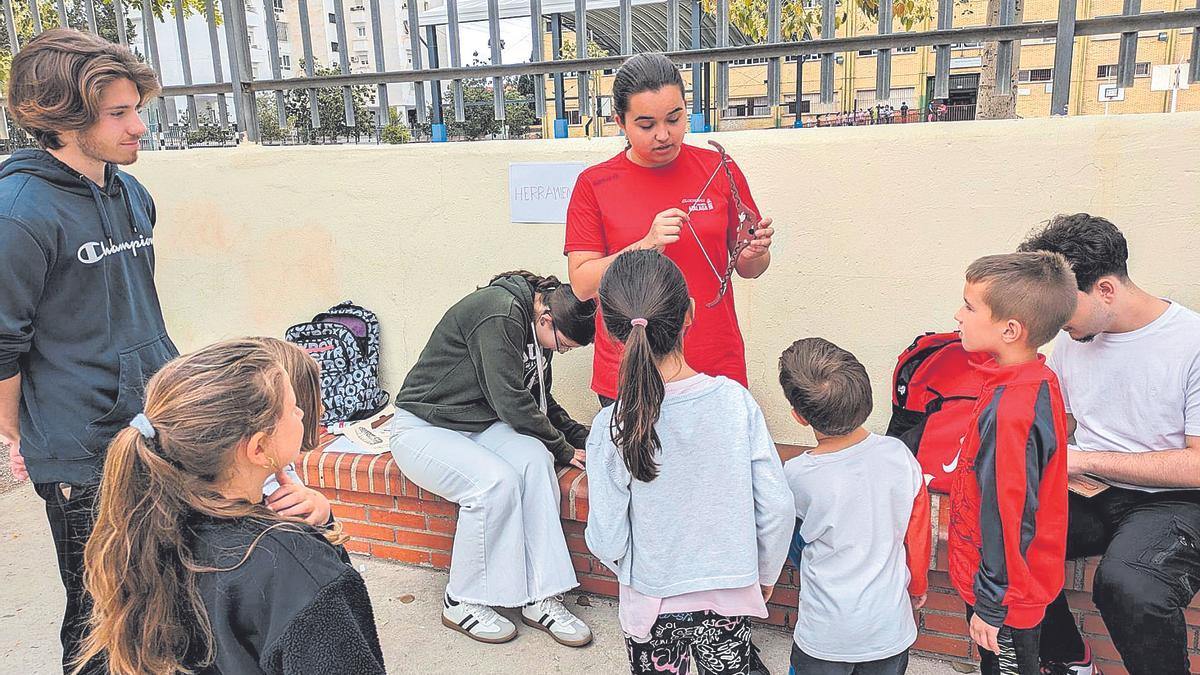 Alumnado del grado de Educación Primaria de la UMA, durante la actividad realizado con escolares de Infantil del CEIP Paulo Freire.