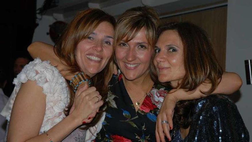 Aysha, en medio, con sus hermanas Michelle y Silvia, las tres muy unidas. // Facebook