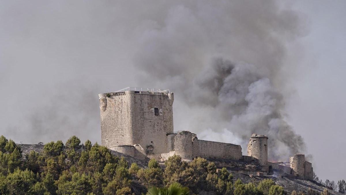 Un incendi a prop del Castell d'Íscar, a Valladolid.