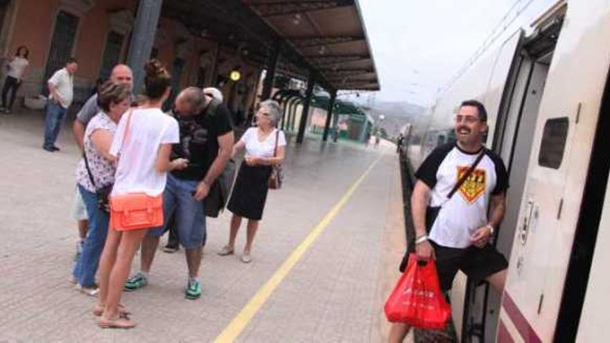 Un pasajero sube al último tren Alvia que hizo el trayecto directo desde Elda-Petrer hasta Madrid.