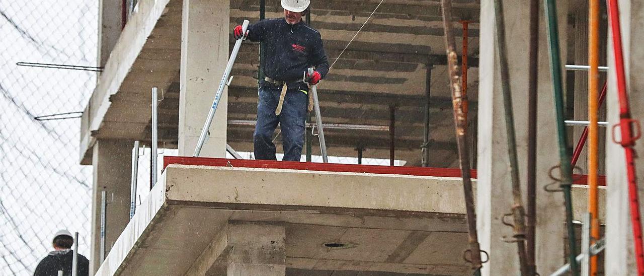 Dos obreros trabajan en la construcción de un edificio de viviendas en València.