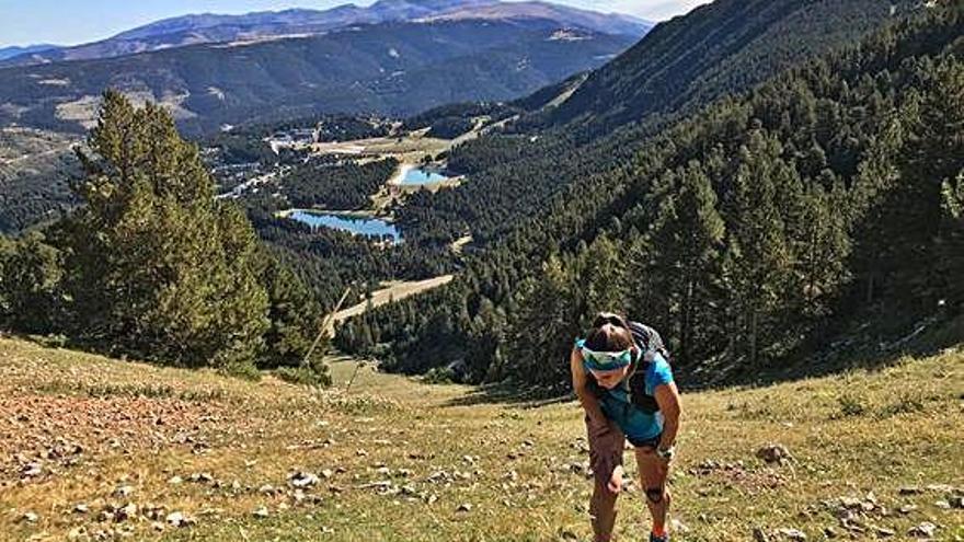 Una corredora amateur pujant al Niu de l&#039;Àliga, en un entrenament per preparar la Nit Pirineu