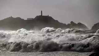 El temporal en el mar agita una ola de casi 13 metros en la costa gallega