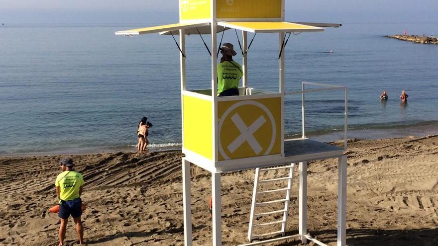 Dos socorristas vigilan desde la torre de la playa del Faro.