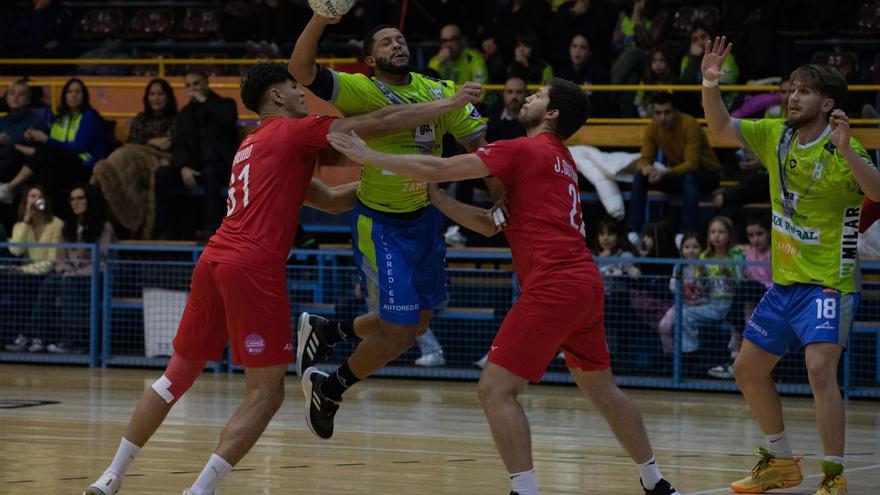 El Balonmano Zamora Enamora fue de más a menos ante un rival directo